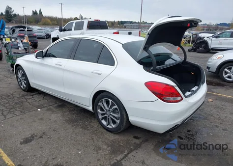 2015 Mercedes-Benz C 300 z USA, uszkodzony, nr VIN 55SWF4JB3FU089118